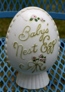 Vintage Still Bank Baby′s Nest Egg Early Plastic Plakie Piggy with Stopper White